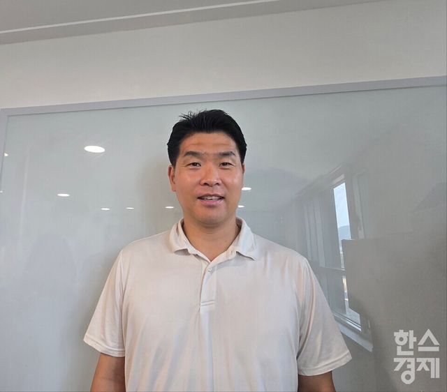 조상현 창원 LG세이커스 감독이 27일 서울 종로구 수송동 한국스포츠경제 사옥을 방문해 인터뷰를 한 뒤 포즈를 취하고 있다. /박종민 기자