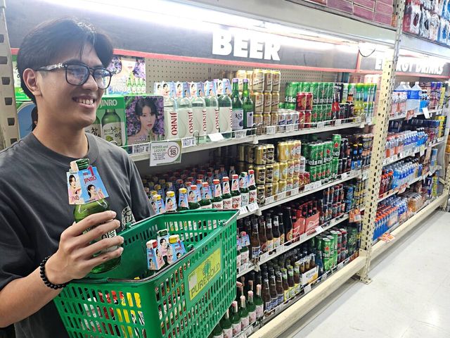 필리핀 현지 소비자가 퓨어골드(Puregold)에서 진로(JINRO) 제품을 들고있다./하이트진로 제공.