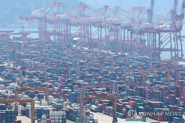 한국은행이 28일 발표한 '2025년 5월 기업경기조사 결과 및 경제심리지수(ESI)'에 따르면 이달 전(全)산업의 기업심리지수(CBSI)는 4월보다 2.8p 상승한 90.7로 집계됐다. /연합뉴스