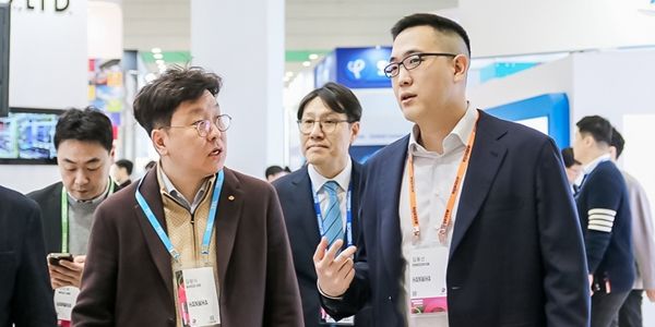 김동선 한화갤러리아 부사장이(오른쪽)이 2025년 2월19일 서울 코엑스에서 열린 '세미콘 코리아 2025'의 한화세미텍 부스를 방문해 질문하고 있다 / 연합뉴스