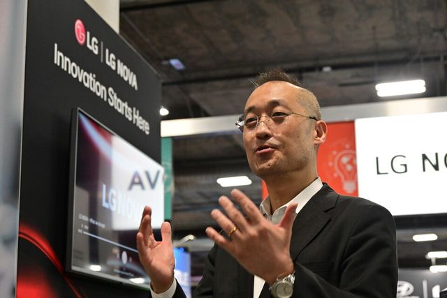 올해 초 세계 최대 가전·IT 전시회 CES 2025에서 LG NOVA 이석우 부사장이 LG전자와 협업을 구체화하는 스타트업과 혁신 기술을 소개하고 있는 모습. /&nbsp;