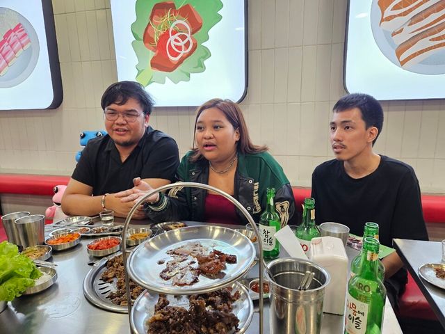 필리핀 마닐라에 위치한 한식당을 찾은 현지 소비자들. 안드레이(왼쪽부터), 안나, 티안./하이트진로 제공.