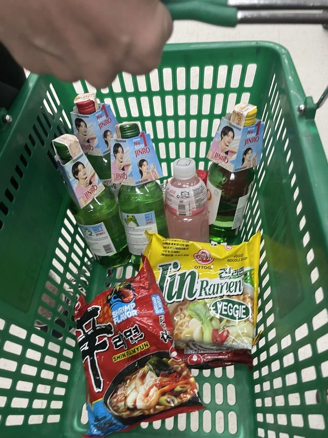 필리핀 최대 규모의 슈퍼마켓 중 하나인 퓨어골드 파라냐케점에서 만난 현지 소비자의 장바구니에 하이트진로의 '참이슬'과 함께 농심 '신라면' '진라면 베지'등이 담겨있다./양지원 기자