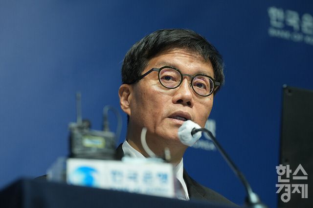 이창용 한국은행 총재가 29일 서울 중구 한국은행 본관에서 금융통화위원회 본회의를 마친 후 기자회견을 하고 있다. /최대성 기자 dpdaesung@sporbiz.co.kr 2025.05.29.