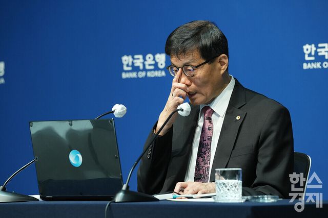 이창용 한국은행 총재가 29일 서울 중구 한국은행 본관에서 금융통화위원회 본회의를 마친 후 기자회견을 하고 있다. /최대성 기자 dpdaesung@sporbiz.co.kr 2025.05.29.
