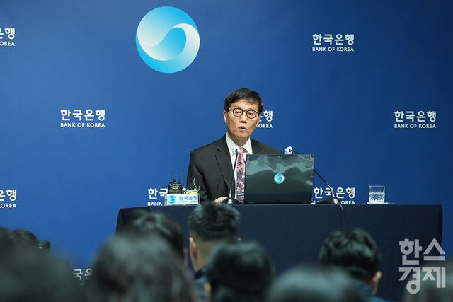 이창용 한국은행 총재가 29일 서울 중구 한국은행 본관에서 금융통화위원회 본회의를 마친 후 기자회견을 하고 있다. /최대성 기자 dpdaesung@sporbiz.co.kr 2025.05.29.