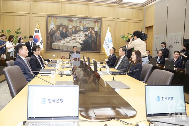 이창용 한국은행 총재가 29일 서울 중구 한국은행 본관에서 열린 금융통화위원회 본회의에서 발언하고 있다. /최대성 기자 dpdaesung@sporbiz.co.kr 2025.05.29.(공동취재)