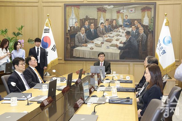 이창용 한국은행 총재가 29일 서울 중구 한국은행 본관에서 열린 금융통화위원회 본회의에서 발언하고 있다. /최대성 기자 dpdaesung@sporbiz.co.kr 2025.05.29.(공동취재)