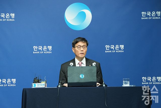 이창용 한국은행 총재가 29일 서울 중구 한국은행 본관에서 금융통화위원회 본회의를 마친 후 기자회견을 하고 있다. /최대성 기자 dpdaesung@sporbiz.co.kr 2025.05.29.