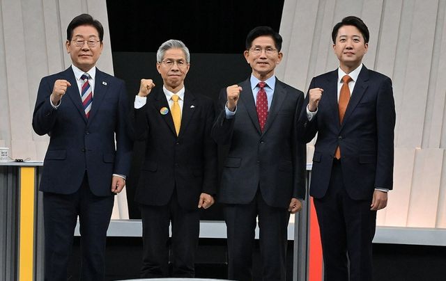 더불어민주당 이재명·민주노동당 권영국·국민의힘 김문수·개혁신당 이준석(왼쪽부터 순서대로) 대선 후보가 27일 서울 마포구 상암동 MBC 스튜디오에서 진행된 정치 분야 TV토론회에 앞서 포즈를 취하고 있다. /연합뉴스·국회사진기자단