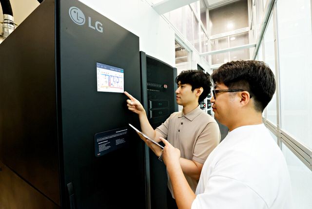 LG유플러스 직원이 AI 데이터센터&nbsp;액체 냉각 솔루션인 LG전자&nbsp;CDU를 테스트하고 있다./LG유플러스