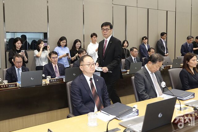 이창용 한국은행 총재가 29일 서울 중구 한국은행 본관에서 열린 금융통화위원회 본회의에서 개회선언을 알리는 의사봉을 두드리고 있다. /최대성 기자 dpdaesung@sporbiz.co.kr 2025.05.29.(공동취재)