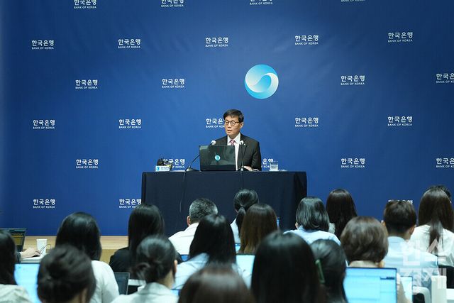 이창용 한국은행 총재가 29일 서울 중구 한국은행 본관에서 금융통화위원회 본회의를 마친 후 기자회견을 하고 있다. /최대성 기자 dpdaesung@sporbiz.co.kr 2025.05.29.