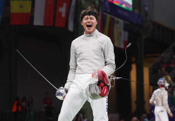 프랑스 파리 그랑 팔레에서 열린 2024 파리올림픽 펜싱 남자 사브르 개인 8강전에서 오상욱이 파레스 아르파(캐나다)를 상대로 승리한 뒤 기뻐하고 있다. /연합뉴스