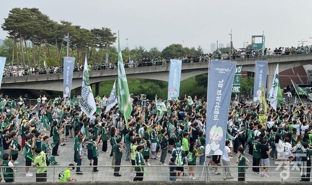 하나은행 K리그1 2025 17라운드 울산 HD와 홈 경기를 앞둔 전북 현대 홈 팬들이 행진하는 모습. /류정호 기자