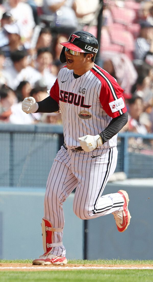 22일 서울 잠실야구장에서 열린 2024 KBO 프로야구 두산 베어스와 LG 트윈스의 경기. 1회말 무사 2,3루 상황에서 LG 문보경이 3점 홈런을 친 뒤 기뻐히고 있다. /연합뉴스