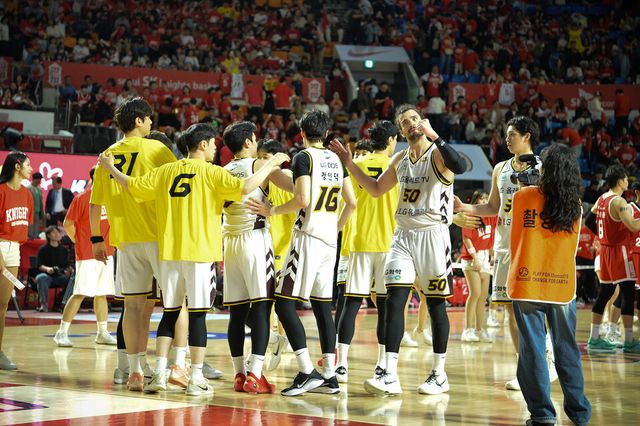 프로농구 창원 LG는 5일 잠실학생체육관에서 열린 2024-2025 KCC 프로농구 챔피언결정전 1차전에서 서울 SK를 75-66으로 꺾었다. /KBL 제공