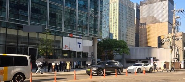 시민들이 &nbsp;지난달 29일 서울 시내 한 SKT 대리점에서 유심 교체를 위해 줄을 서 차례를 기다리고 있다. (사진=이지영 기자)