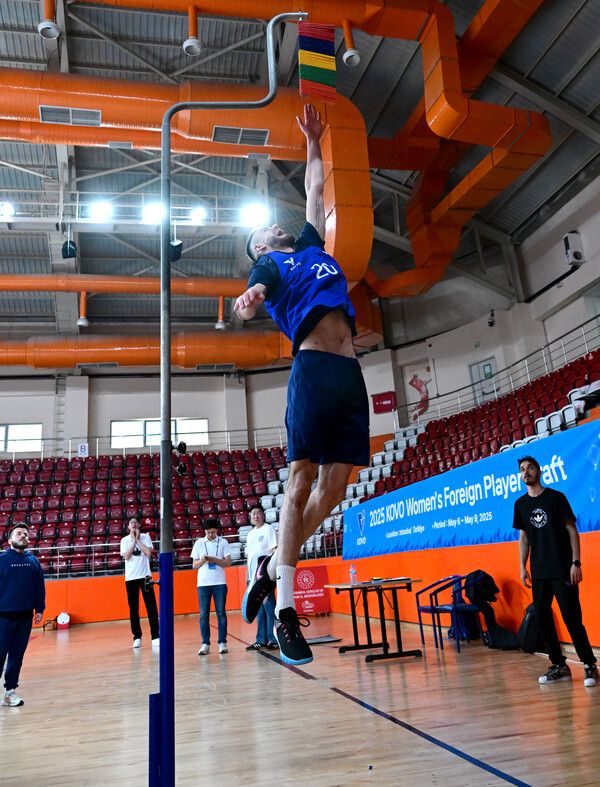 2025 KOVO 외국인 선수 트라이아웃 현장에서 참가 선수가 스탠딩 점프 등 신체 능력을 테스트 받고 있다. /한국배구연맹 제공