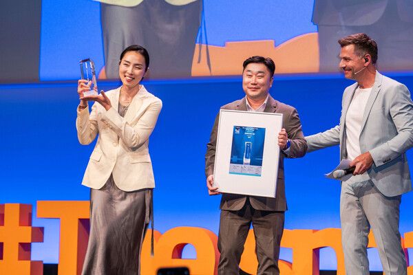 삼성SDI가 ‘더 스마터 E 어워드 2025’에서 국내 업체 중 유일하게 ‘어워드 위너’로 선정됐다. 곽현영 삼성SDI 중대형 마케팅팀장(상무, 사진 왼쪽)이 어워드 위너 트로피를 수상하고 있는 모습./삼성SDI