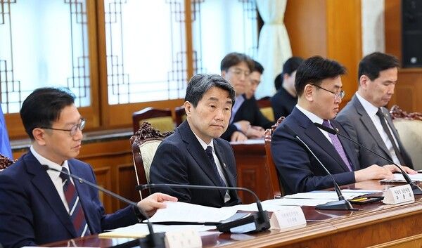 이주호 대통령 권한대행 겸 교육부 장관이 지난 2일 정부서울청사에서 국무위원 간담회를 주재하고 있다./연합뉴스 