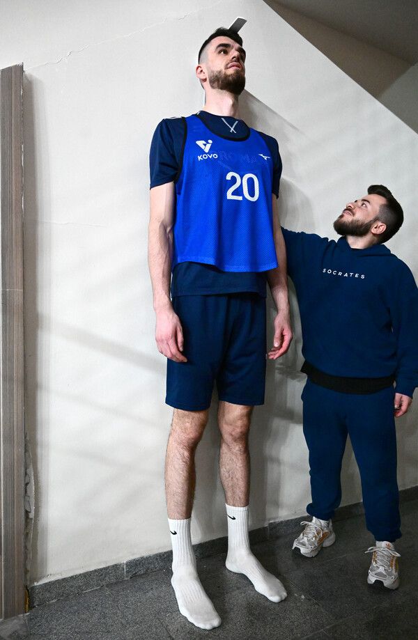 2025 KOVO 외국인 선수 트라이아웃에 참가한 선수가 신장을 재고 있다. /한국배구연맹 제공