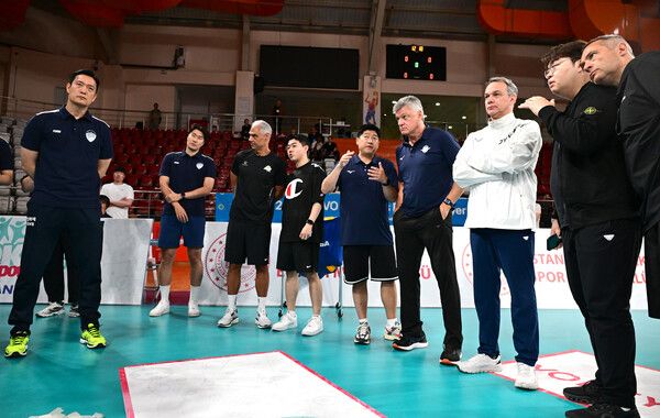 2025 KOVO 외국인 선수 트라이아웃 현장에 모인 V리그 감독들의 모습. /한국배구연맹 제공