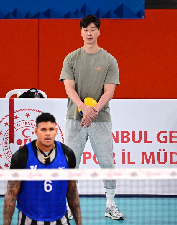 박철우 우리카드 코치(뒤). /한국배구연맹 제공