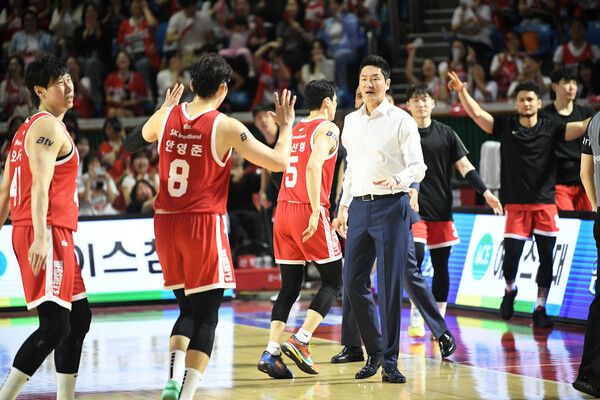 전희철 서울 SK 나이츠 감독과 안영준. /KBL 제공