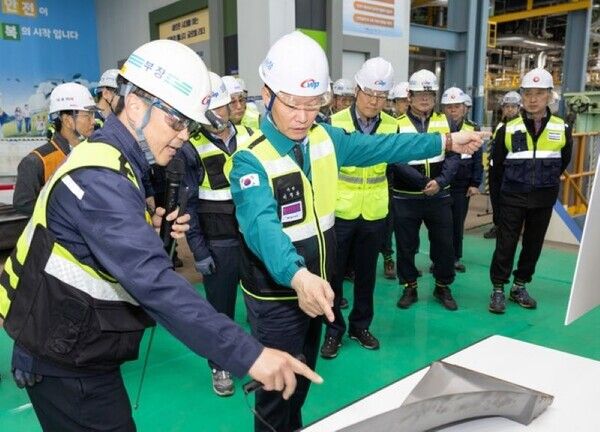 이정복 서부발전 사장(앞줄 왼쪽에서 두번째)이 태안발전본부에서 현장 안전 점검을 벌이고 있다./한국서부발전 제공
