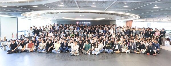 LG AI연구원 임직원들이 단체 기념 촬영을 하고 있다./LG