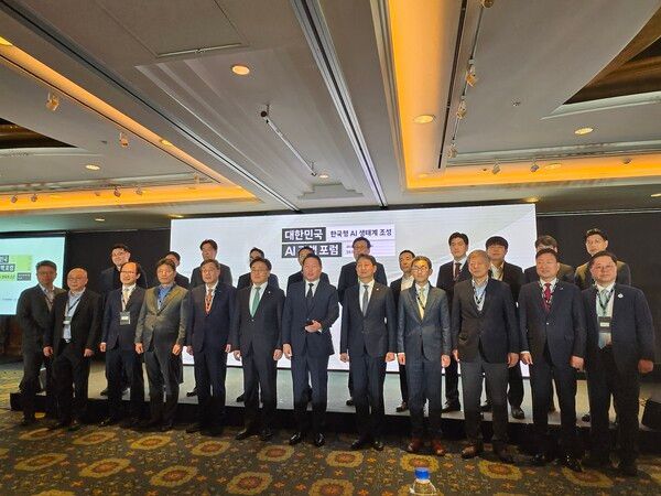 최태원 대한상공회의소 회장, 유상임 과학기술정보통신부 장관, 안덕근 산업통상자원부 장관 등 정부·기업·학계를 대표하는 주요 인사들이 9일 ‘대한민국 AI 정책 포럼’에 함께 했다. / 사진=전시현 기자 사진=전시현 기자&nbsp;