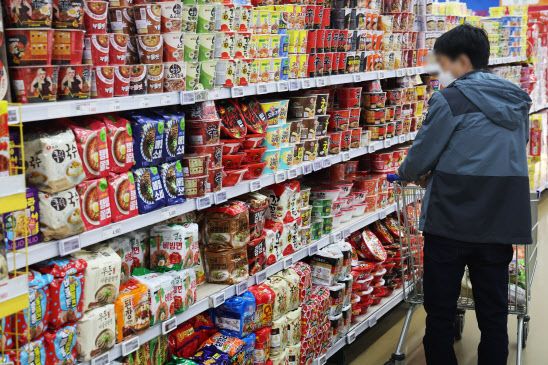 서울 한 대형마트의 라면 매대./연합뉴스.