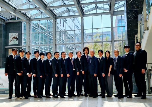 올해로 창립 20주년을 맞은 유저스 임직원들이 기념사진을 촬영하고 있다. / 유저스 제공