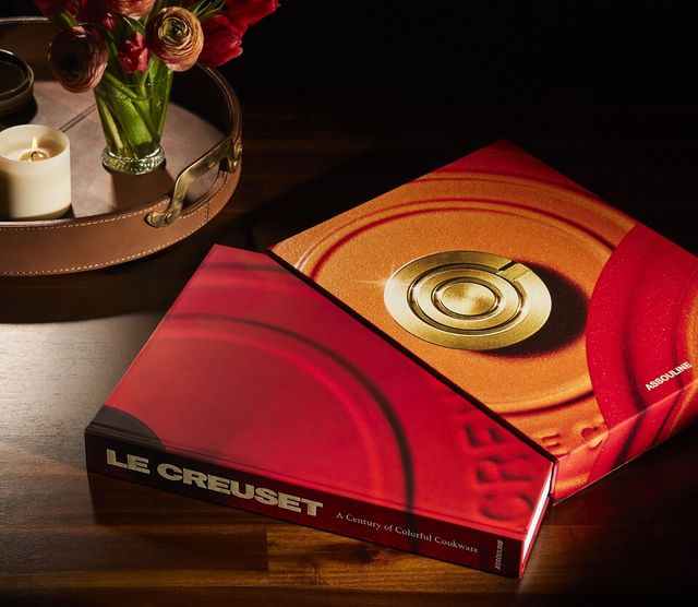 프랑스 명품 키친 앤 다이닝 브랜드 르크루제의 100주년을 조명하기 위해 애슐린북을 출간했다./르크루제