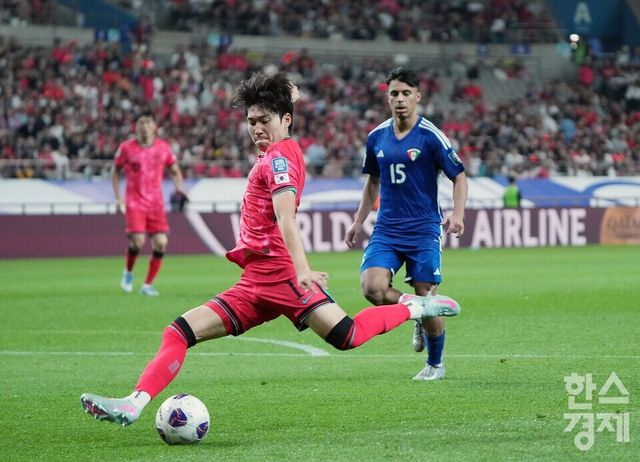 준호가 10일 오후 서울월드컵경기장에서 열린 2026 FIFA 북중미 월드컵 아시아 3차 예선 B조 10차전 쿠웨이트와의 경기서 슈팅을 시도하고 있다. /상암=최대성 기자&nbsp;