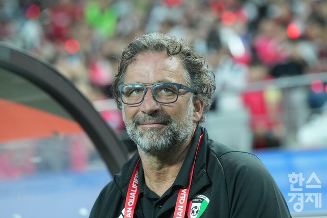 10일 오후 서울월드컵경기장에서 2026 FIFA 북중미 월드컵 아시아 3차 예선 B조 10차전 대한민국 대 쿠웨이트 경기가 열리고 있다. 후안 안토니오 피치 쿠웨이트 대표팀 감독이 선수들을 주시하고 있다. /상암=최대성 기자