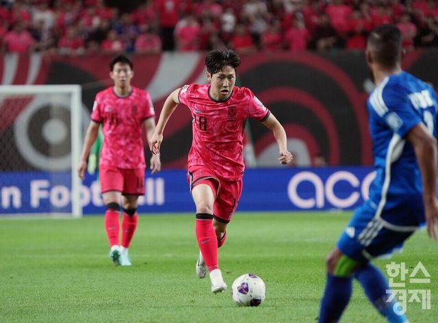이강인이 10일 오후 서울월드컵경기장에서 열린 2026 FIFA 북중미 월드컵 아시아 3차 예선 B조 10차전 쿠웨이트와의 경기서 드리블 돌파를 하고 있다. /상암=최대성 기자&nbsp;