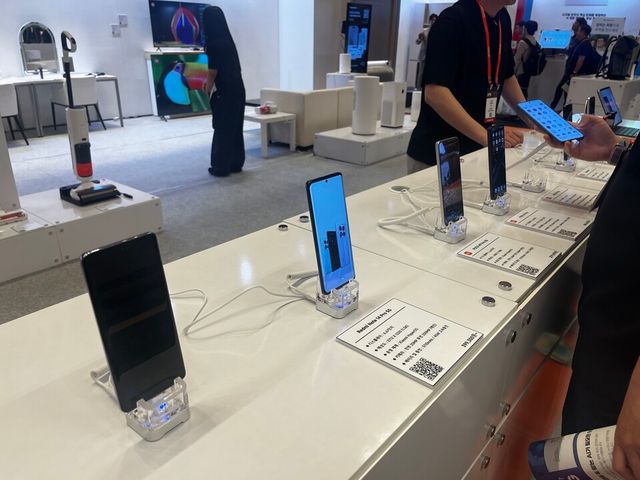 글로벌 스마트폰 시장 점유율 3위로, 국내 진출 시 삼성전자의 강력한 경쟁자로 떠오를 것으로 예상됐던 샤오미 스마트폰은 총 7종이 부스에 진열됐다. /박정현 기자