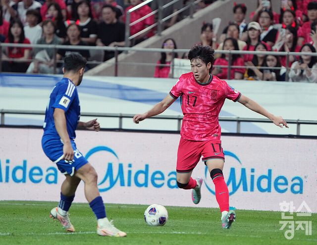 배준호가 10일 오후 서울월드컵경기장에서 열린 2026 FIFA 북중미 월드컵 아시아 3차 예선 B조 10차전 쿠웨이트와의 경기서 드리블 돌파를 하고 있다. /상암=최대성 기자