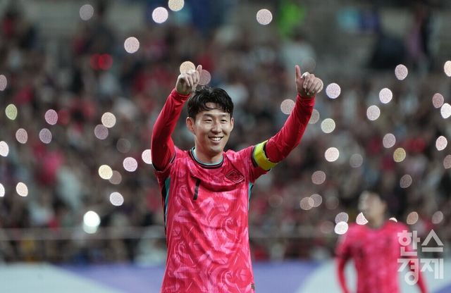 손흥민이 10일 오후 서울월드컵경기장에서 열린 2026 FIFA 북중미 월드컵 아시아 3차 예선 B조 10차전 쿠웨이트와의 경기 후반전, 좋은 시도를 한 동료를 향해 엄지를 들어보이고 있다. /상암=최대성 기자