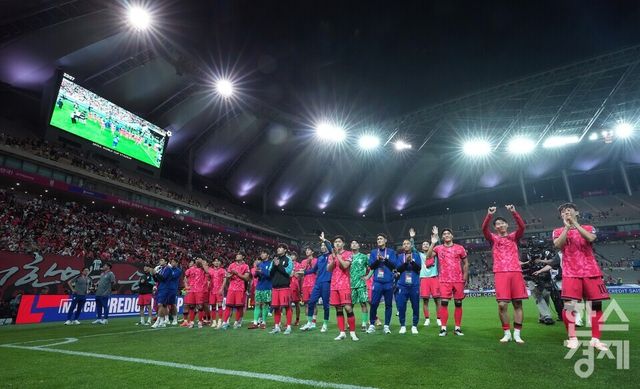 한국 축구 대표팀 선수들이 10일 오후 서울월드컵경기장에서 열린 2026 FIFA 북중미 월드컵 아시아 3차 예선 B조 10차전 쿠웨이트전을 마친 후 월드컵 본선 진출을 축하하는 행사에서 팬들에게 인사하고 있다. /상암=최대성 기자