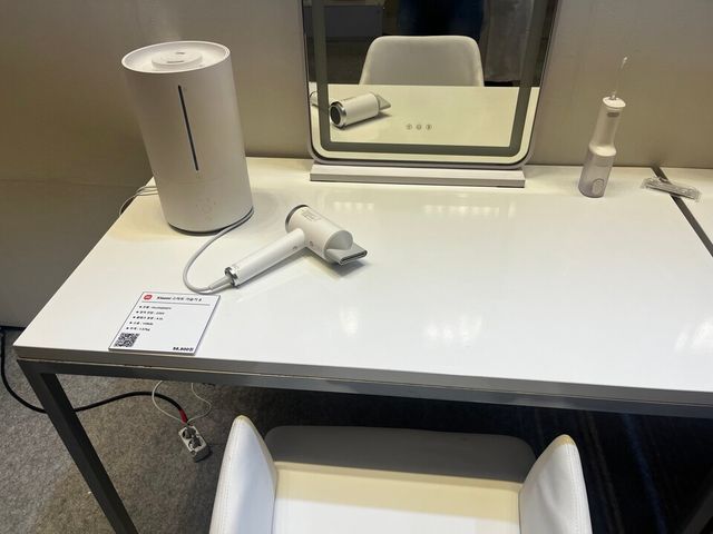 샤오미 가습기를 틀어두고 샤오미 드라이기로 머리를 말리며, 샤오미 면도기로 신체의 털을 관리하는 샤오미 화장대. 옷에 주름이 지면 샤오미 스팀다리미로 옷을 다리면 된다. / 박정현 기자