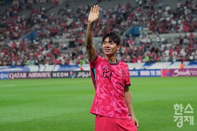 전진우가 10일 오후 서울월드컵경기장에서 열린 2026 FIFA 북중미 월드컵 아시아 3차 예선 B조 10차전 쿠웨이트전을 마친 후 월드컵 본선 진출을 축하하는 행사에서 팬들에게 인사하고 있다. /상암=최대성 기자