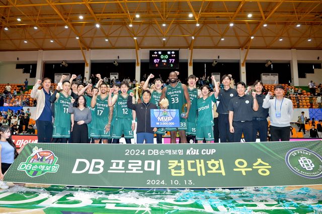 지난해 KBL 컵대회 우승팀인 원주 DB 프로미 선수단. /KBL 제공
