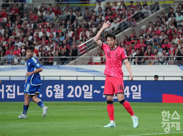 -이한범이 10일 오후 서울월드컵경기장에서 열린 2026 FIFA 북중미 월드컵 아시아 3차 예선 B조 10차전 쿠웨이트와의 경기서 득점 찬스를 놓친 후 미안함을 표하고 있다. 있다. /상암=최대성 기자