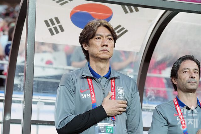 10일 오후 서울월드컵경기장에서 2026 FIFA 북중미 월드컵 아시아 3차 예선 B조 10차전 대한민국 대 쿠웨이트 경기가 열리고 있다. 홍명보 감독이 국기에 대한 경례를 하고 있다. /상암=최대성 기자&nbsp;