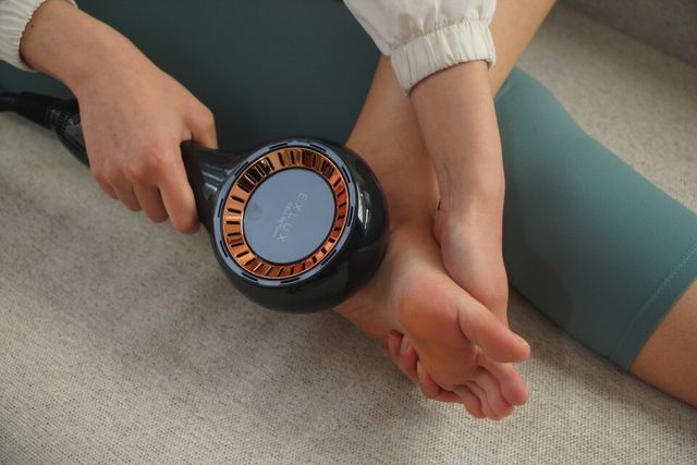 외부 맨발 걷기의 위험성에 대해 경고하는 목소리가 나오는 가운데, 실내서 어싱 효과는 누리면서 부작용은 최소화하는 PEMF 기술이 대안으로 떠오르고 있다. PEMF 기술을 적용한 펄스케어 디바이스 익스럭스./셀리턴