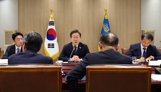 이재명 대통령이 13일 용산 대통령실에서 이스라엘의 이란 공습관련 경제안보 긴급 점검회의를 하고 있다./연합뉴스
