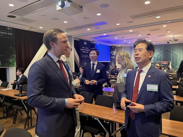 지난 12일 스웨덴 스톡홀름에서 열린 '2025 한-스웨덴 에너지 전환 토론회(포럼)'에서 울산시 유럽 투자유치사절단을 이끌고 방문한 안효대 경제부시장이 토비아스 앤더슨 스웨덴 국회 통상위원장과 에너지 산업 교류 방안을 논의하고 있다./울산시